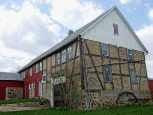 The Kliese Housebarn, built by German immigrants near Watertown, Wisconsin. Photo by James Steakley, via <a href="https://commons.wikimedia.org/wiki/File:Kliese_housebarn.jpg#">Wikimedia Commons</a>.