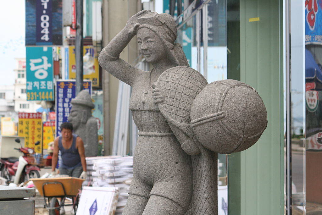 A sculture of a haenyeo diver. Photo from Wikimedia Commons.