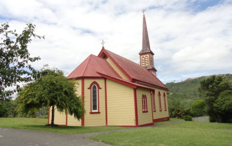 On one side of the lower river were the Māori pas and settlements. Pakeha settled the other bank. This old church and mission at Jerusalem along the lower river is commonly visited by travelers along the River Road. A yellow church with a red roof
